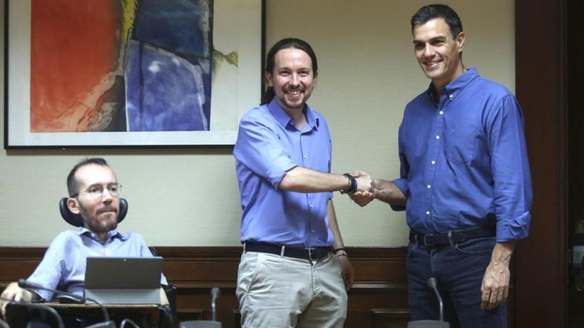Pablo Iglesias y Pedro Sánchez se saludan al inicio de la reunión de Podemos y el PSOE, este lunes en el Congreso.-DAVID CASTRO