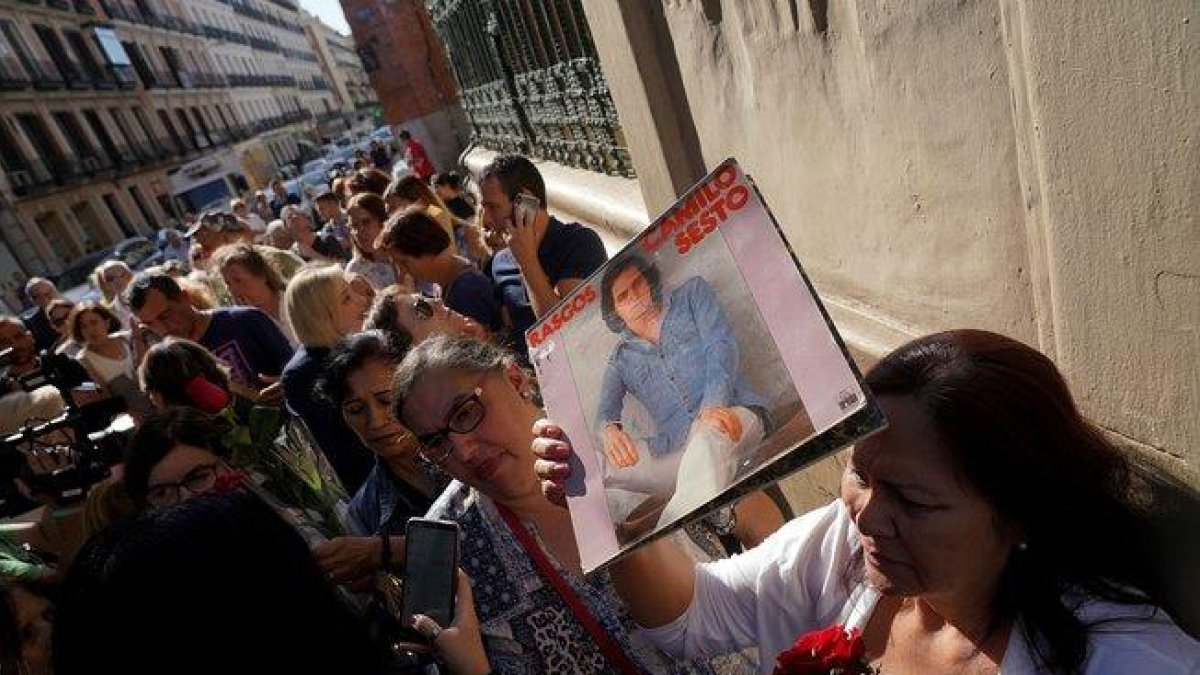 Colas en las puertas de la SGAE para despedir a Camilo Sesto.-JOSÉ LUIS ROCA