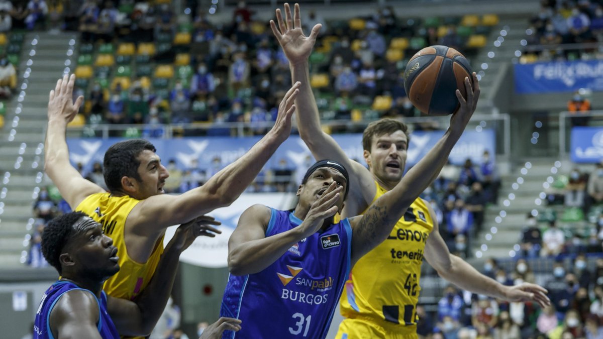 Eddie deja el balón en la canasta rival. SANTI OTERO