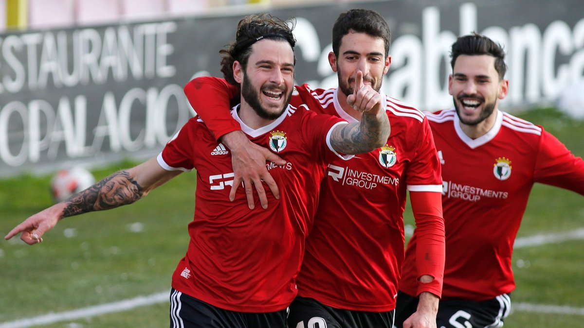 Miki Muñoz, Claudio Medina y Lobato celebran el primer tanto del Burgos en la victoria lograda ante el Oviedo B. SANTI OTERO
