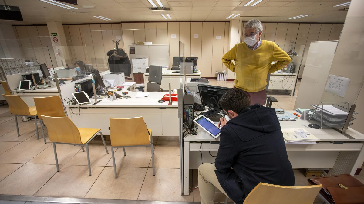 Un ciudadano utiliza las nuevas tabletas para firmar de manera electrónica una gestión. SANTI OTERO