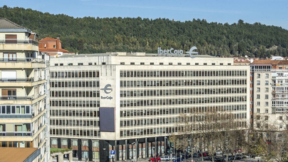 Sede central de la Dirección Provincial Territorial de Ibercaja en Burgos, en la plaza de España_opt