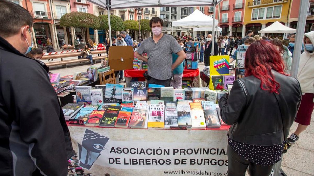 Víctor Arnáiz, de la librería Dina 4, no se esperaba tal afluencia de gente durante el Día del Libro. SANTI OTERO