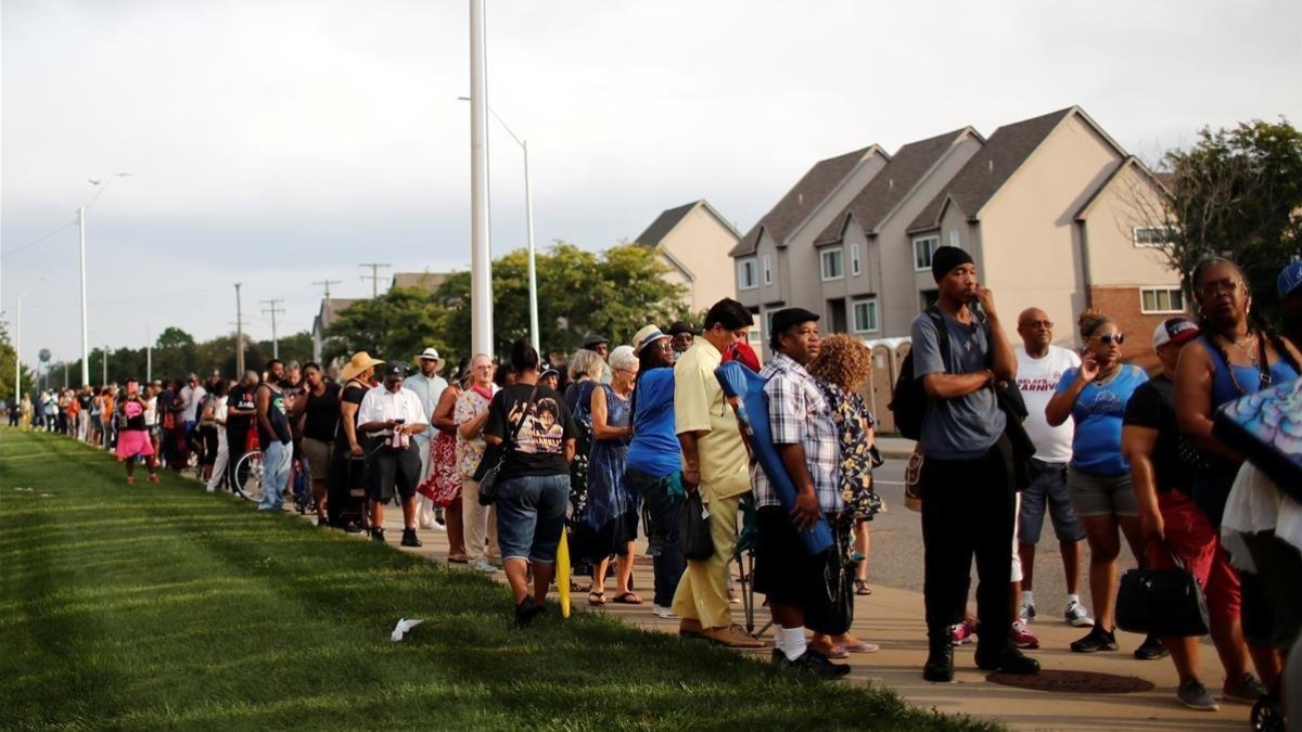 Gran cola esperando para entrar a la capilla ardiente de Aretha Franklin /-MIKE SEGAR