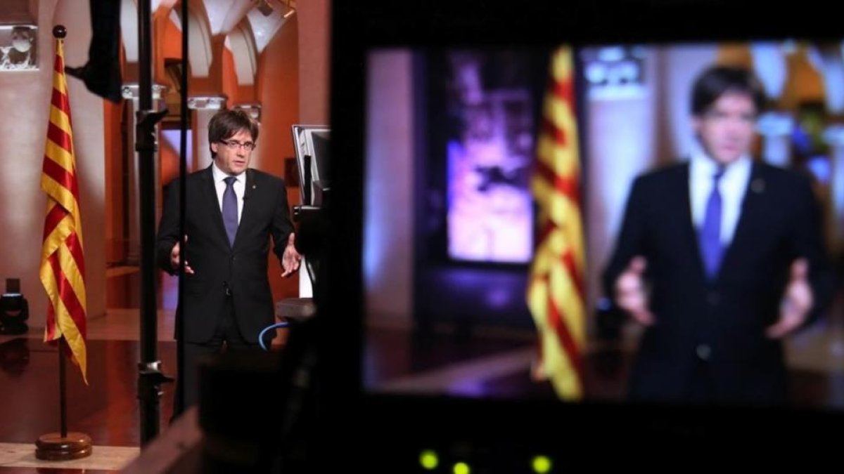 El 'president' Carles Puigdemont durante el mensaje institucional con motivo de la Diada.-JORDI BEDMAR