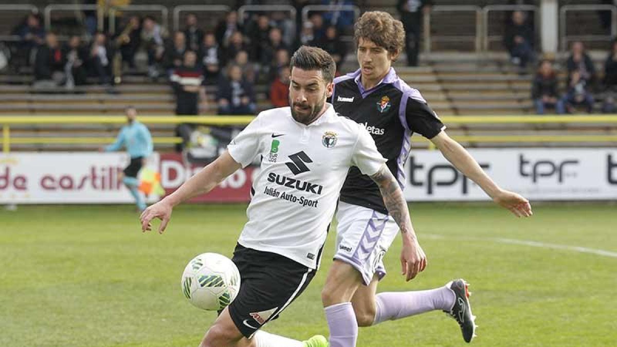Adrián se dispone a golpear un balón en el último choque disputado en casa ante el Real Valladolid B-Santi Otero