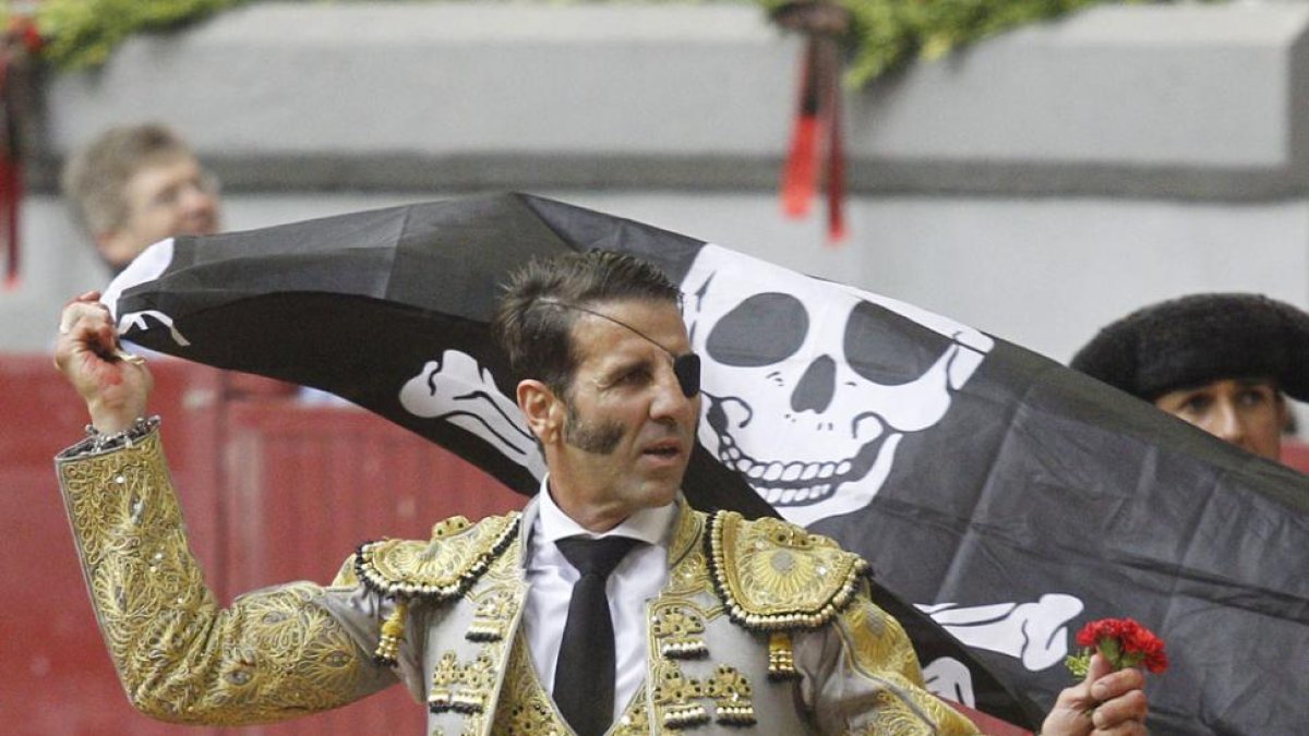 Juan José Padilla, con la bandera pirata.-SANTI OTERO