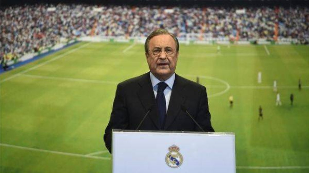 Florentino Pérez en el palco del Santiago Bernabéu.-Foto: AFP / PIERRE-PHILIPPE MARCOU