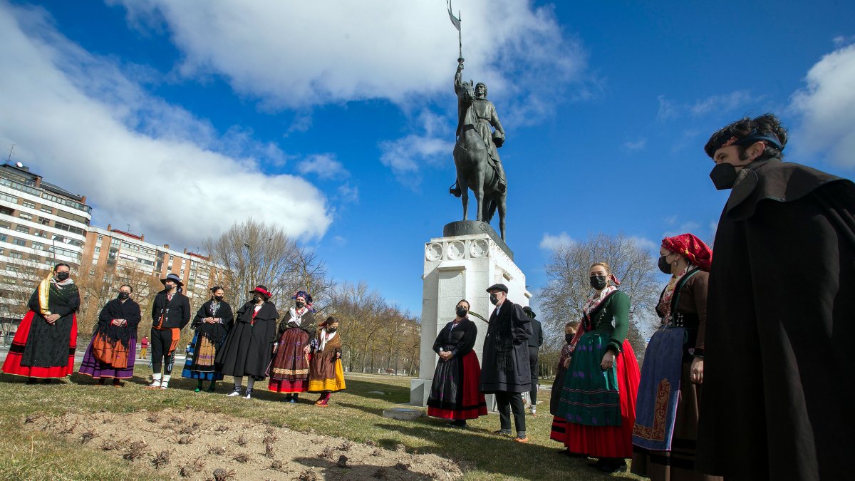 El homenaje, que implicó a unos 25 voluntarios, se realizó a los pies de la estatua de Diego Porcelos. TOMÁS ALONSO
