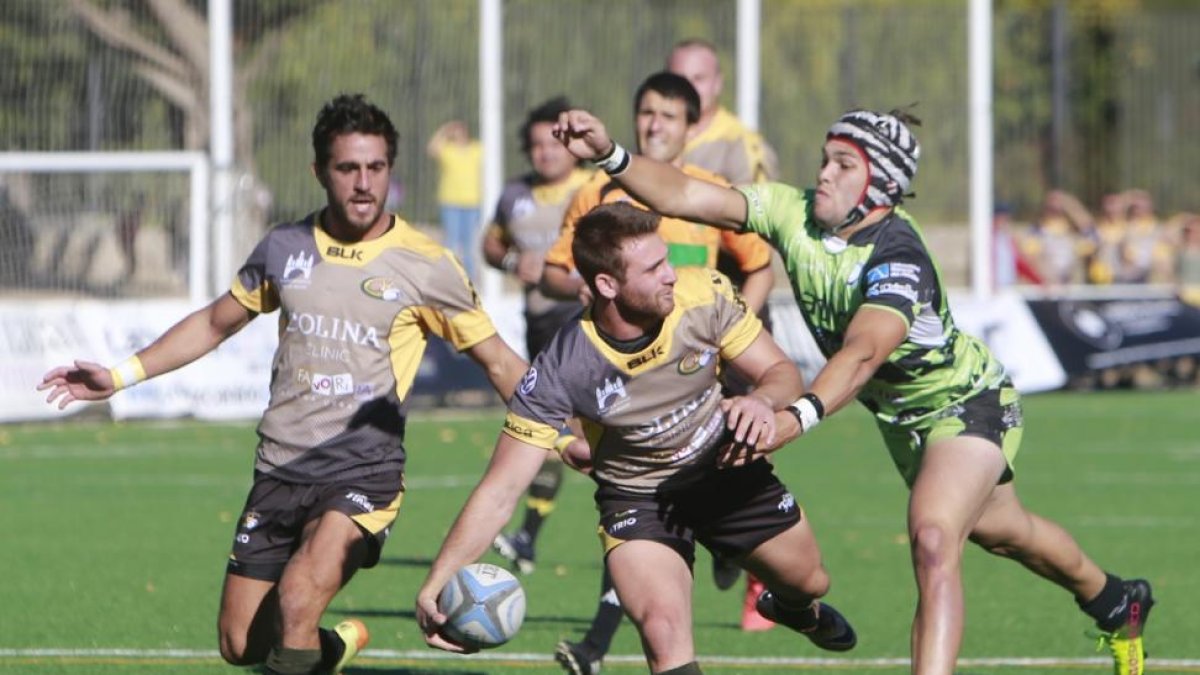 Offload de Emiliano Calle durante el último partido ante el Bathco Santander-RAÚL OCHOA