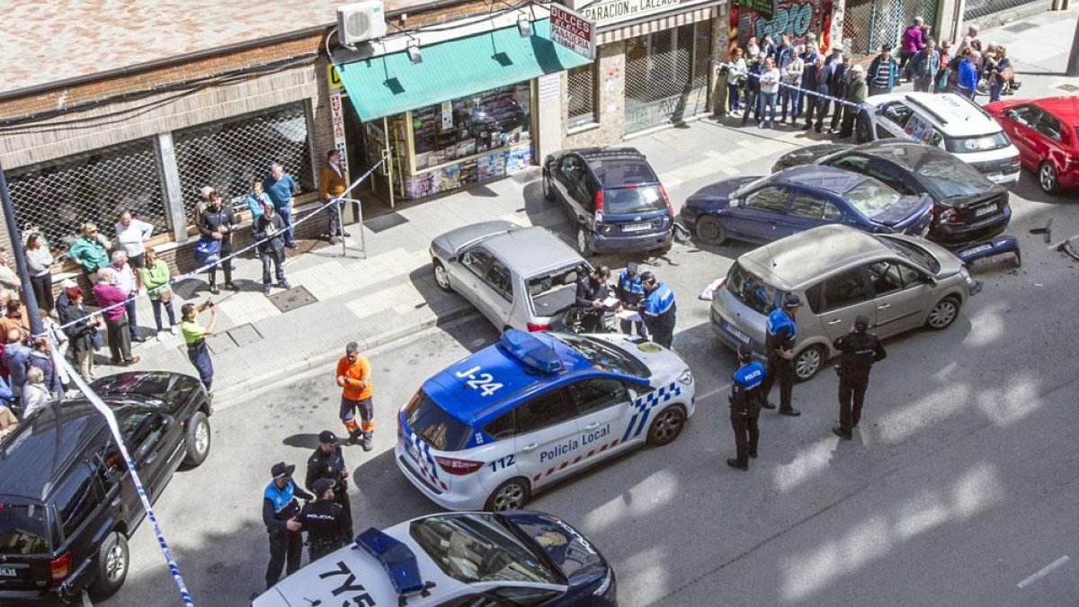 Los efectivos sanitarios trataron de salvar la vida al hombre mientras la Policía acordonaba la zona.-ISRAEL L. MURILLO