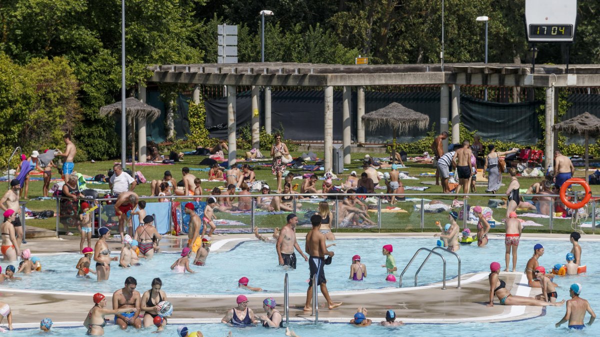 La piscina de San Amaro, muy concurrida de bañistas que acudieron a refrescarse coincidiendo con la ola de calor. S. OTERO