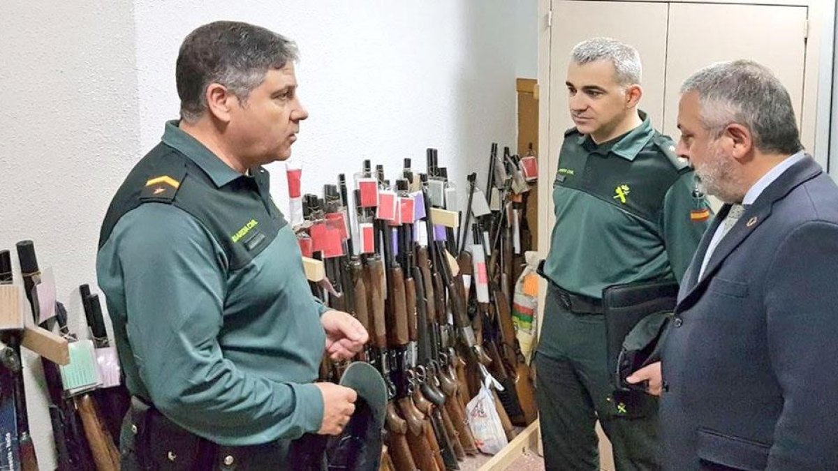 El subdelegado de Gobierno escucha las explicaciones de los agentes durante su visita a las dependencias mirandesa.-ECB