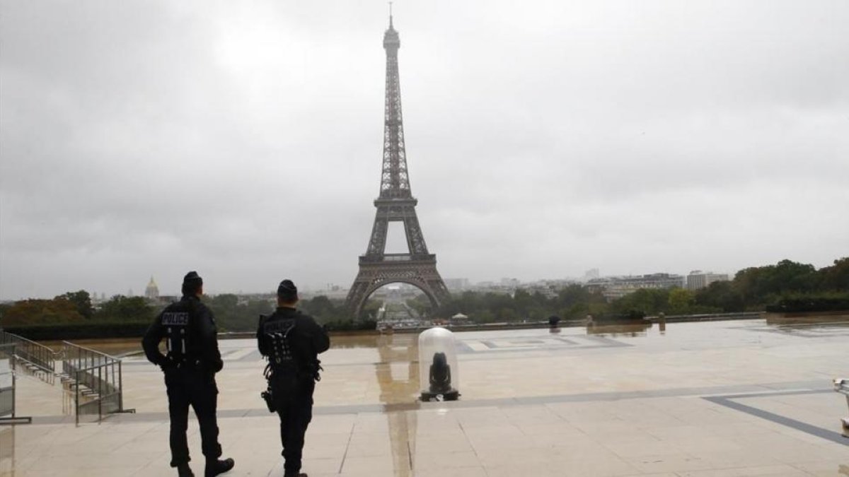 Policías patrullan en la plaza Trocadero, en las inmediaciones de la Torre Eiffel, en París.-AP / FRANCOIS MORI