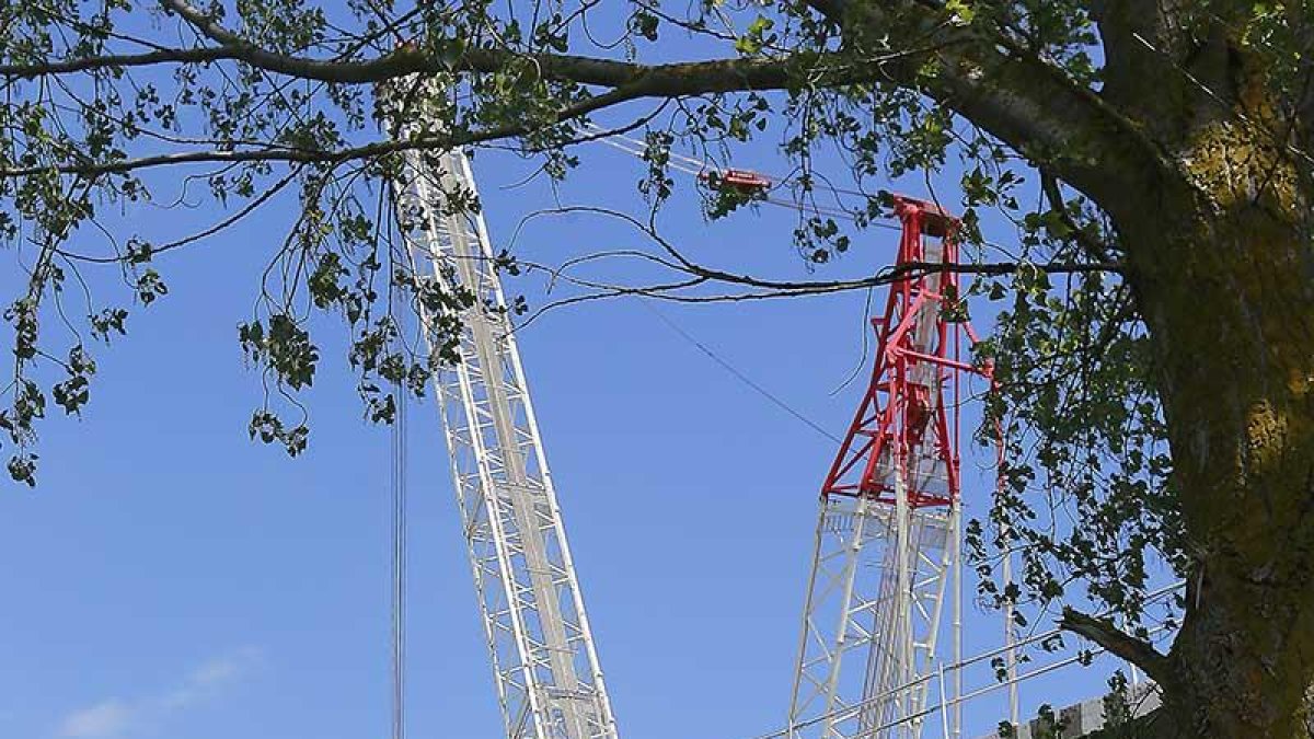 Dos operarios trabajan con una sierra del tipo radial para seccionar las piezas de hormigón que serán retiradas.-RAÚL G. OCHOA