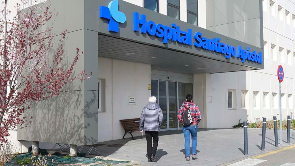 Entrada principal del hospital Santiago Apóstol de Miranda de Ebro. / RAÚL G. OCHOA