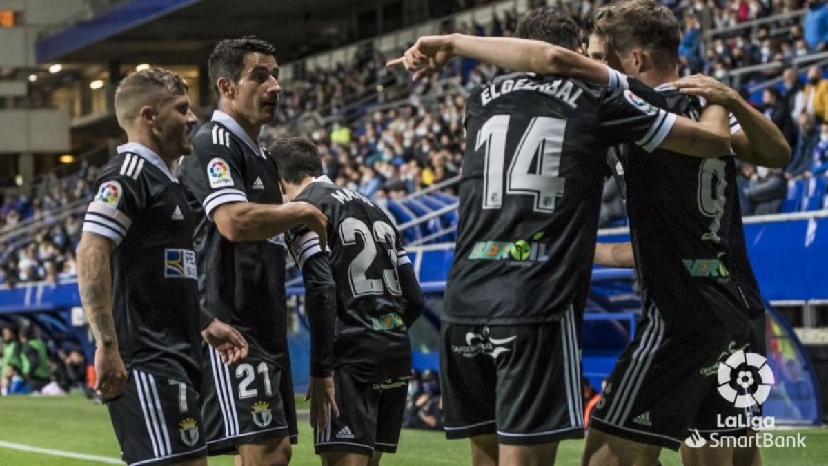 El Burgos celebra uno de los tres goles logrados en Oviedo. LALIGA