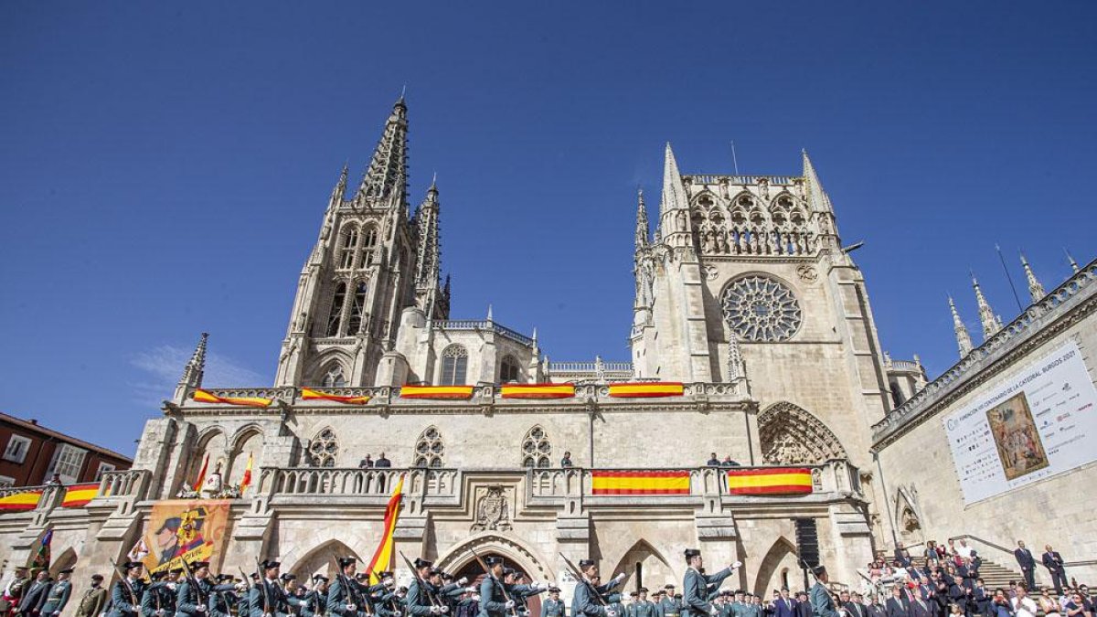 Imagen del desfile con la Catedral al fondo.-SANTI OTERO