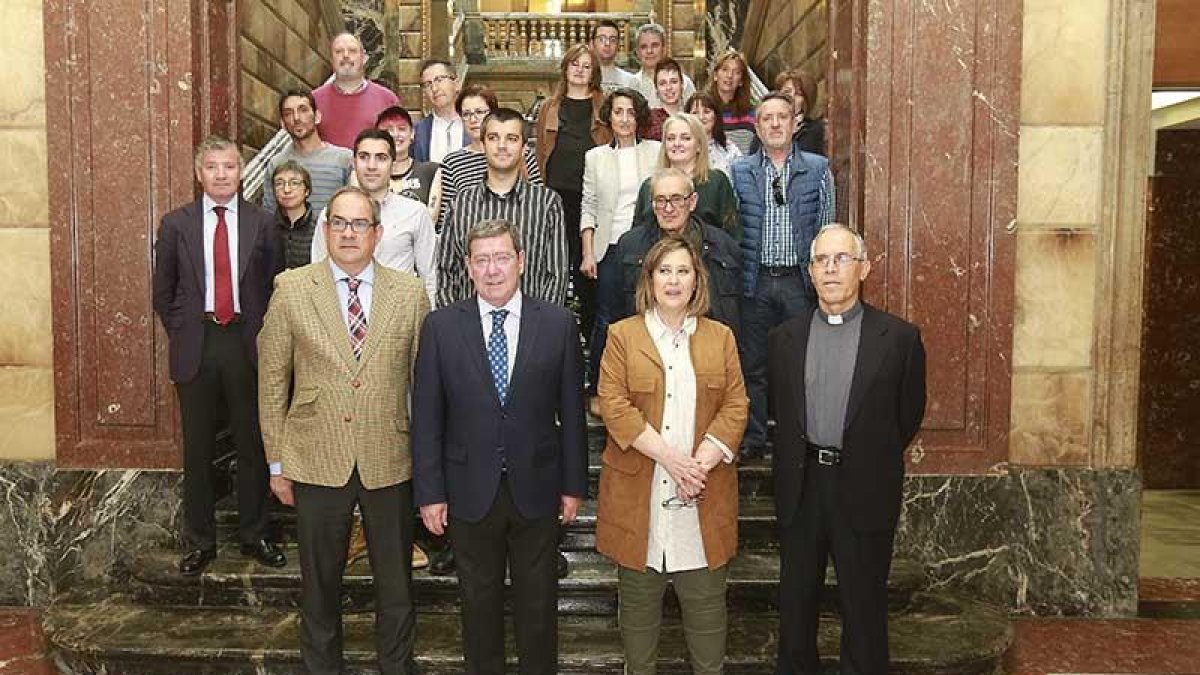 Los 16 alumnos de los dos programas mixtos de formación concluyeron ayer sus respectivos cursos y recibieron sus diplomas en un acto en la Diputación.-R. O.
