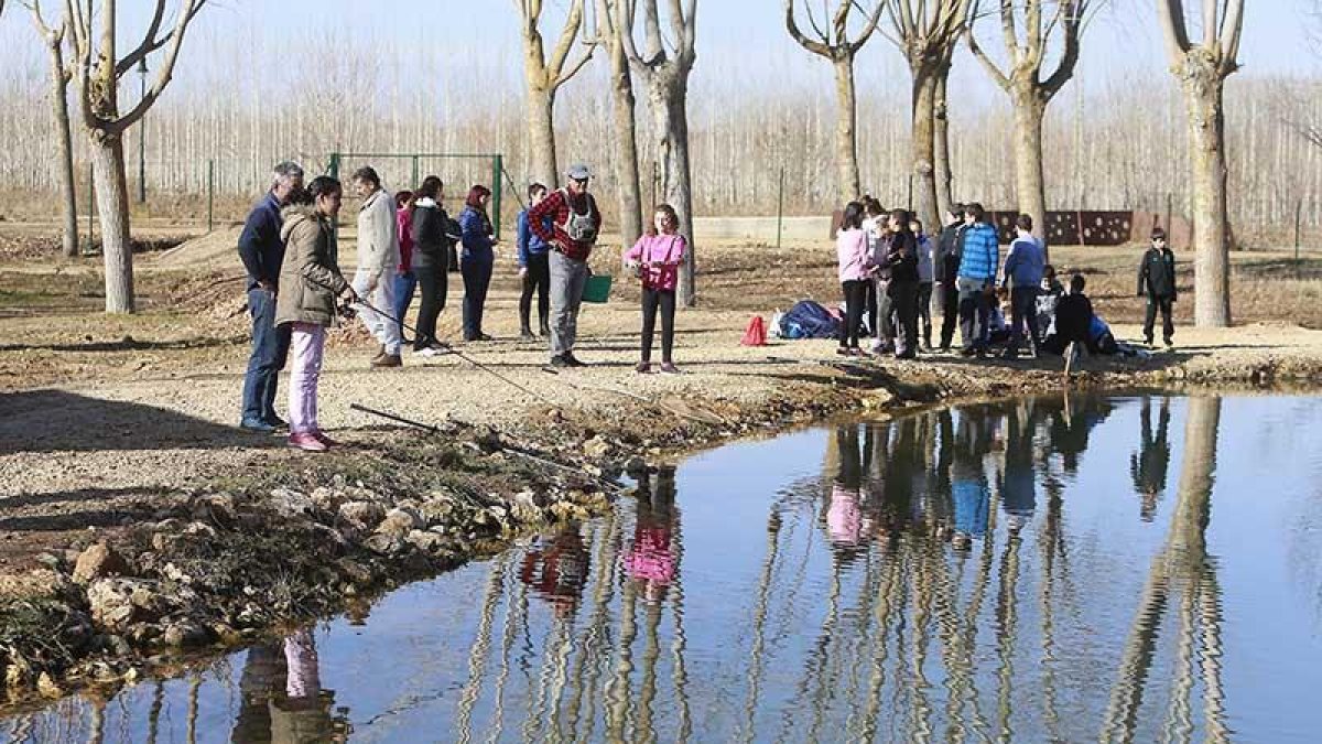 Un grupo de escolares disfruta de una jornada de pesca en la laguna de Pisórica.-RAÚL G. OCHOA