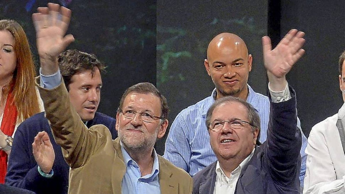 Herrera y Rajoy saludan a los militantes en el mitin de campaña en Burgos.-Ical