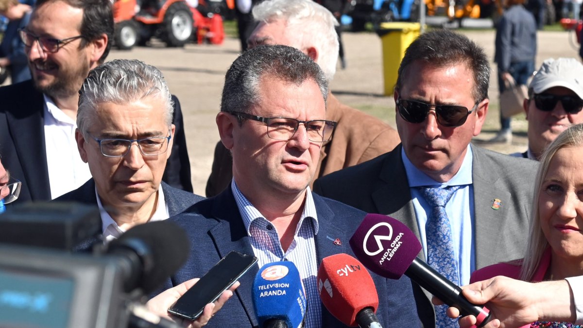 El consejero de Agricultura, Gerardo Dueñas, y el delegado de la Junta en la feria de maquinaria. ICAL