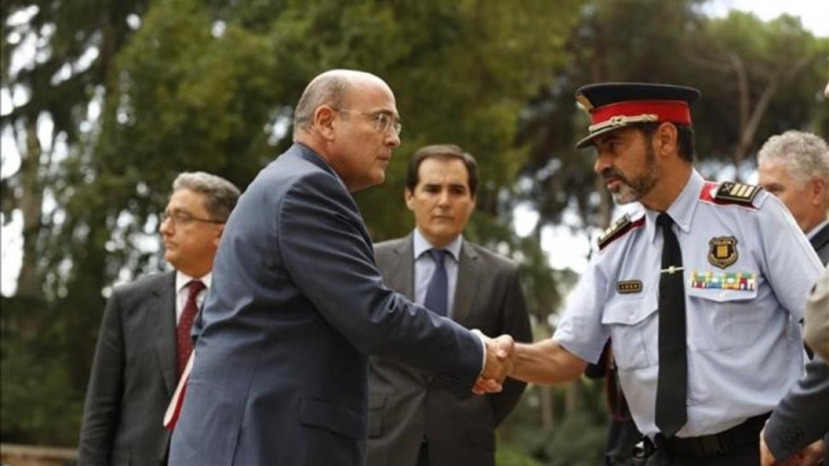 El major de los Mossos, Josep Lluís Trapero, saluda al coronel Diego Pérez de los Cobos, coordinador del operativo contra el referéndum del 1-O.-EL PERIÓDICO