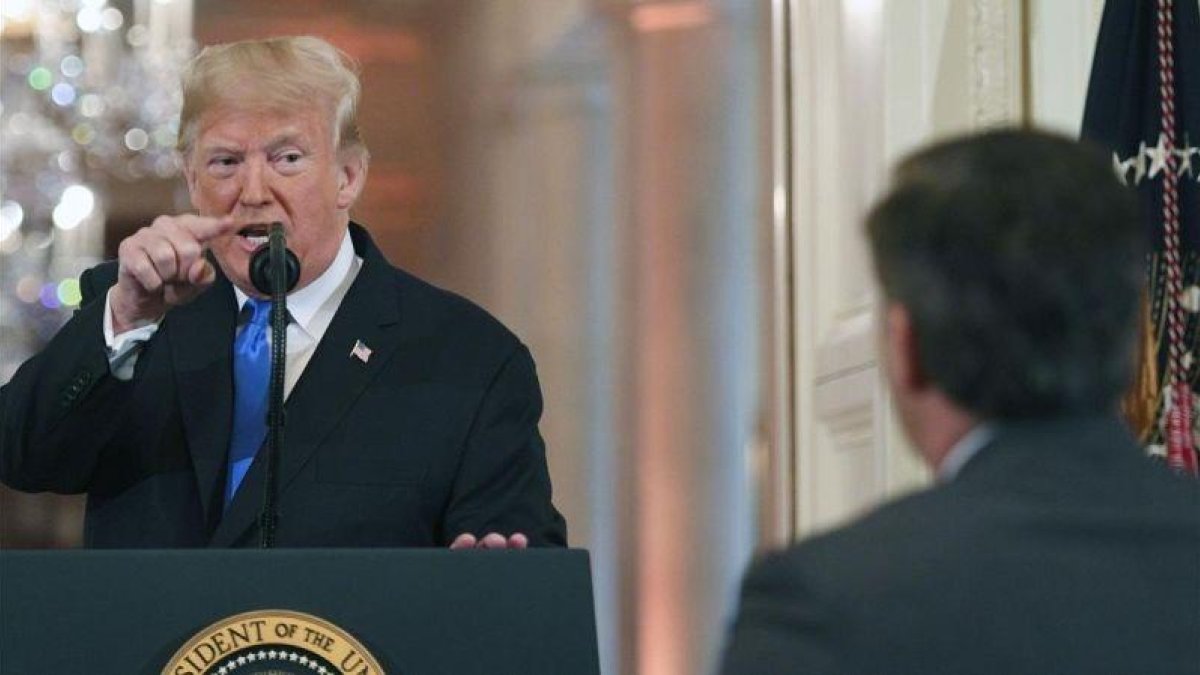 Donald Trump señala al periodista de la CNN Jim Acosta-JIM WATSON (AFP)