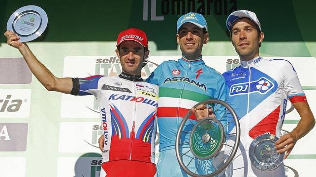 El ciclista italiano Vincenzo Nibali, ganador de la clásica de Lombardía, escoltado por el español Daniel Moreno, segundo, y el francés Thibaut Pinault, tercero, este domingo en Como.-AFP