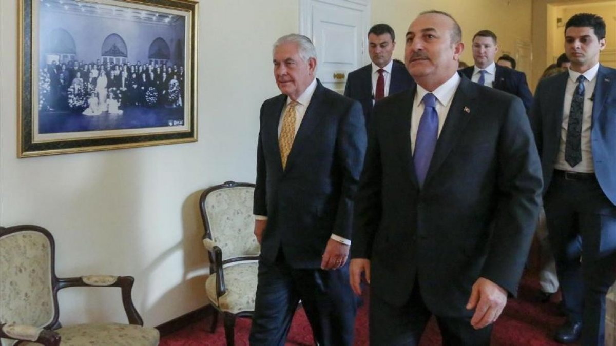 Tillerson (izquierda) y Çavusoglu, en Ankara, el 16 de febrero.-/ AFP / CEM OZDEL