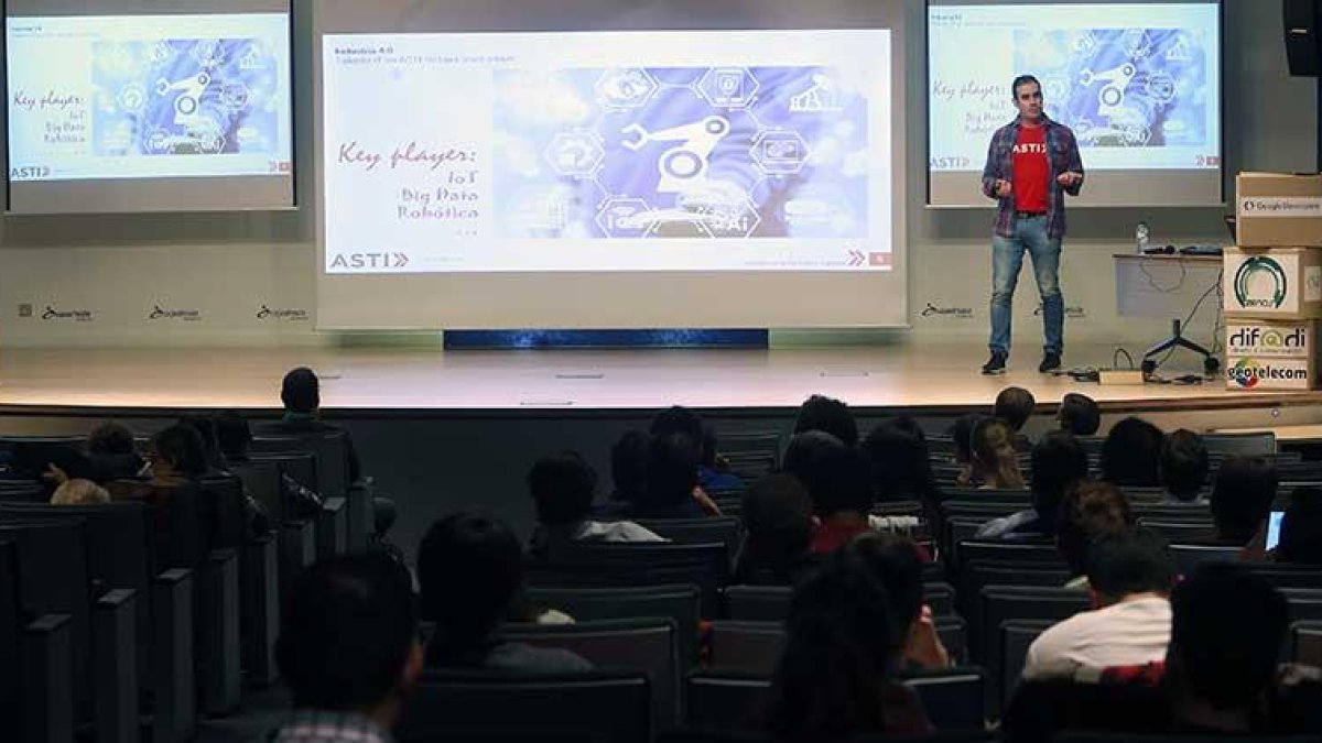 Entre las charlas más interesantes del evento estuvo la relacionada con el funcionamiento del procesador cuántico de IBM que realizó Paco Martín.-R.G.O.
