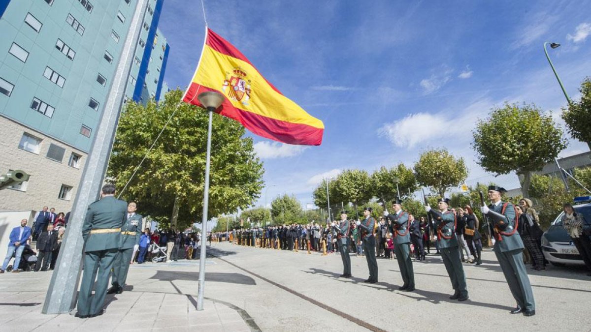 Momento del izado de la bandera durante el acto celebrado ayer en la Casa Cuartel.-ISRAEL L. MURILLO