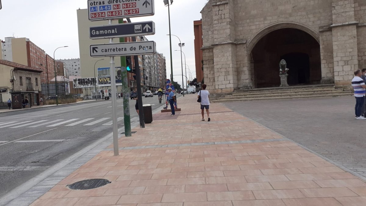 Nuevo pavimento junto a la iglesia Real y Antigua de Gamonal. ECB