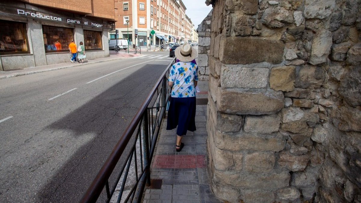 La acera estrecha junto al convento de Santa Clara ganará anchura con esta intervención. SANTI OTERO