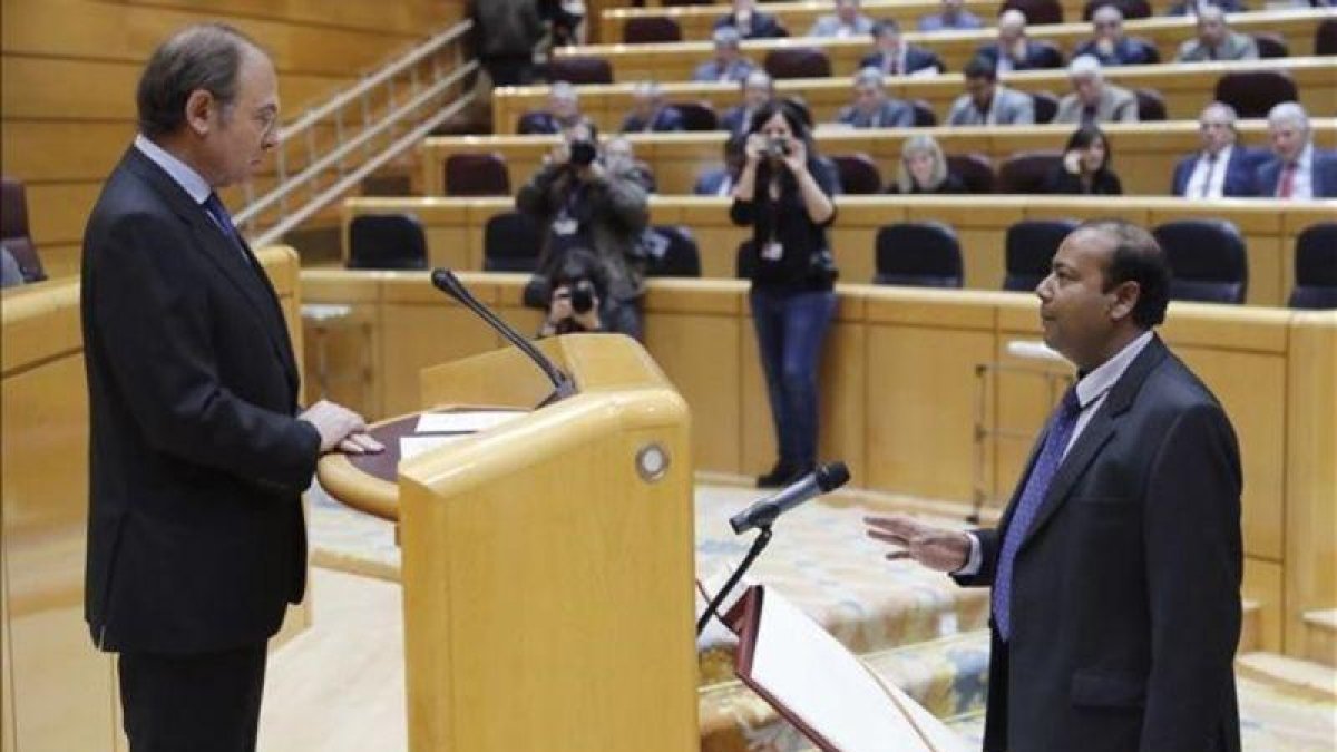 El nuevo senador de ERC, Robert Masih Nahar, jura su cargo en el Senado ante el presidente Pio García-Escudero.-Juan Carlos Hidalgo