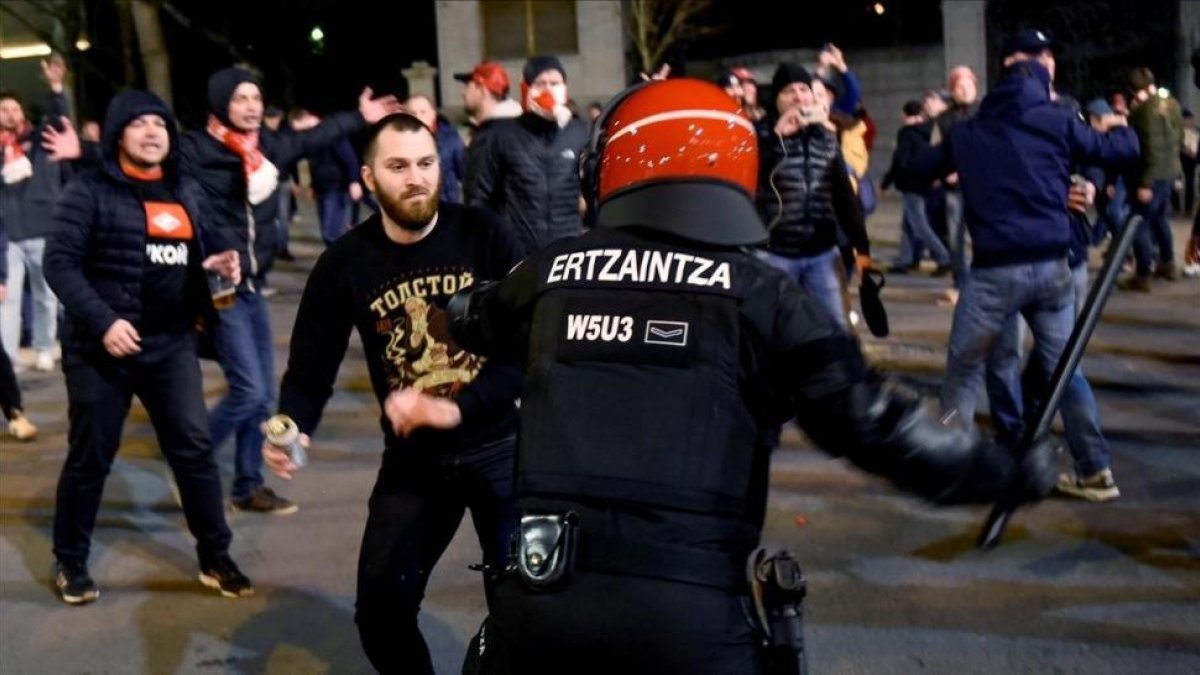 Ultras del Spartak se enfrentan a la Ertzaintza antes del partido de San Mamés.-EFE