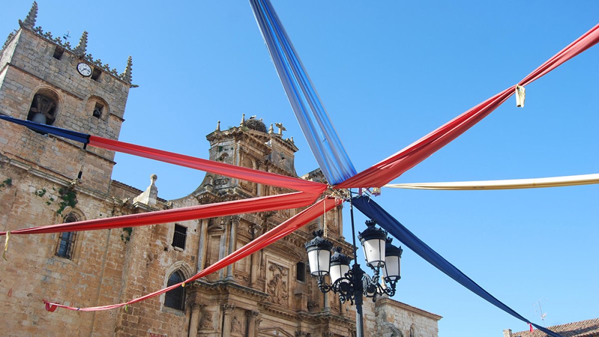 La iglesia de Santa Maria de la Asunción  de tres naves, gótica, se construyó sobre una anterior de la que se conserva una puerta. ECB