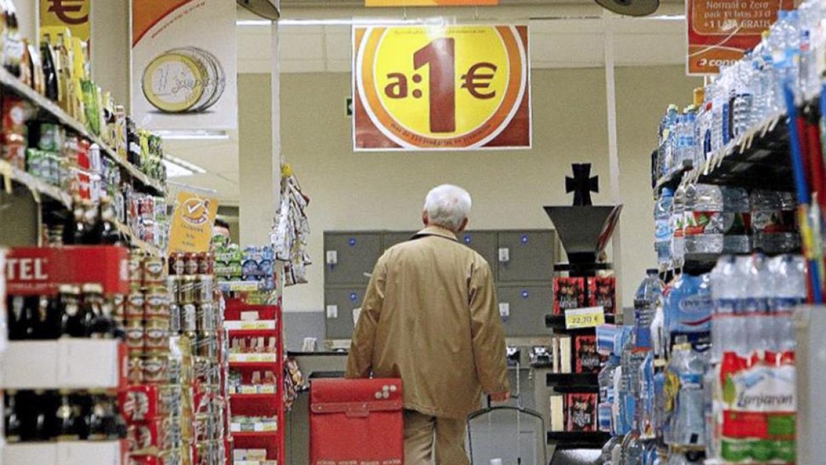 Un hombre hace la compra en un supermercado.-CARLOS CUÉLLAR