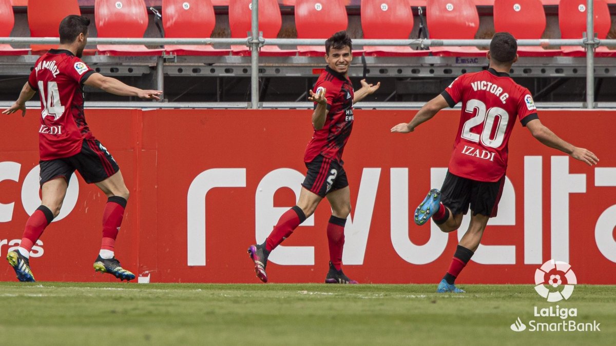 Javi Muñoz, Djouahra y Víctor Gómez celebran el gol de la victoria ante el Fuenlabrada. TWITTER / @CDMIRANDES / LALIGA