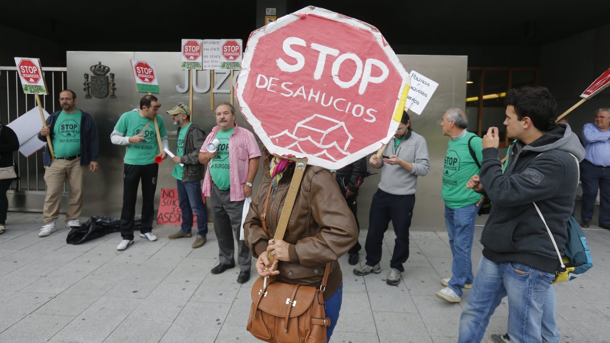 Una protesta de los voluntarios de la Plataforma de Afectados por las Hipotecas ante los juzgados de Burgos para frenar un desahucio. R. G. O.