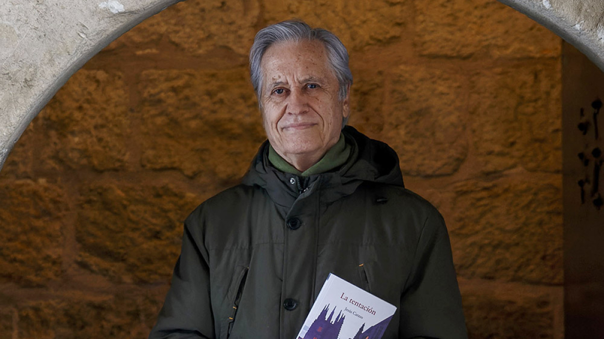 El escritor Jesús Carazo, con un ejemplar de su última obra. SANTI OTERO