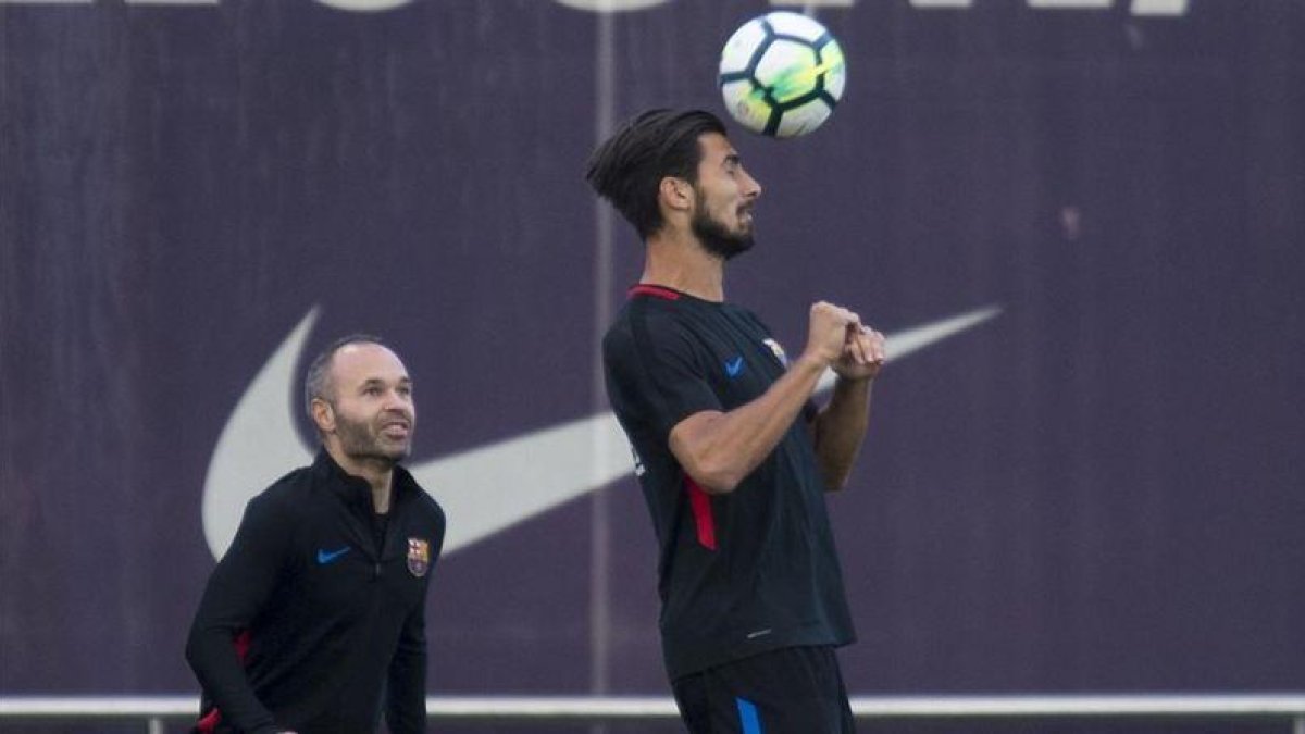 André Gomes junto a Iniesta en un entrenamiento del Barça.-JORDI COTRINA