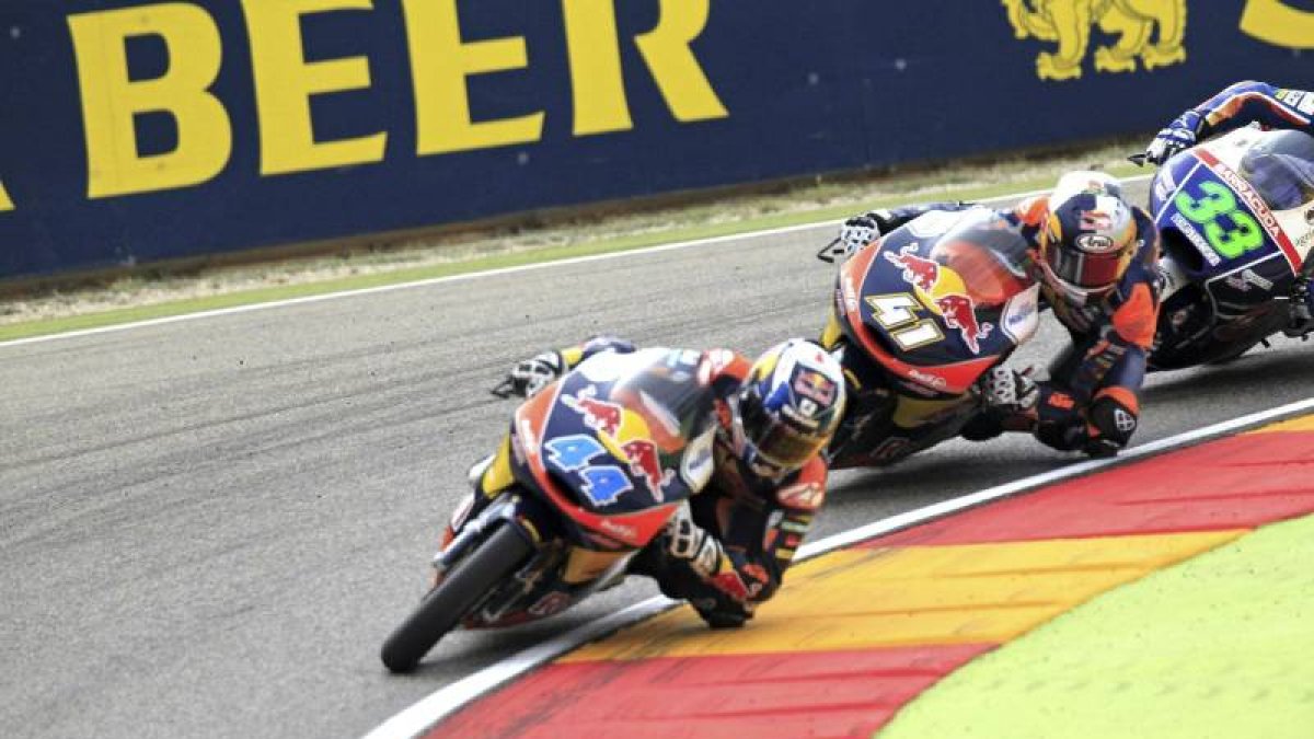 El piloto portugués Miguel Oliveira (i) (Red Bull TM Ajo) durante el Gran Premio de Aragón de Moto3 disputado hoy en el circuito turolense de Motorland.-