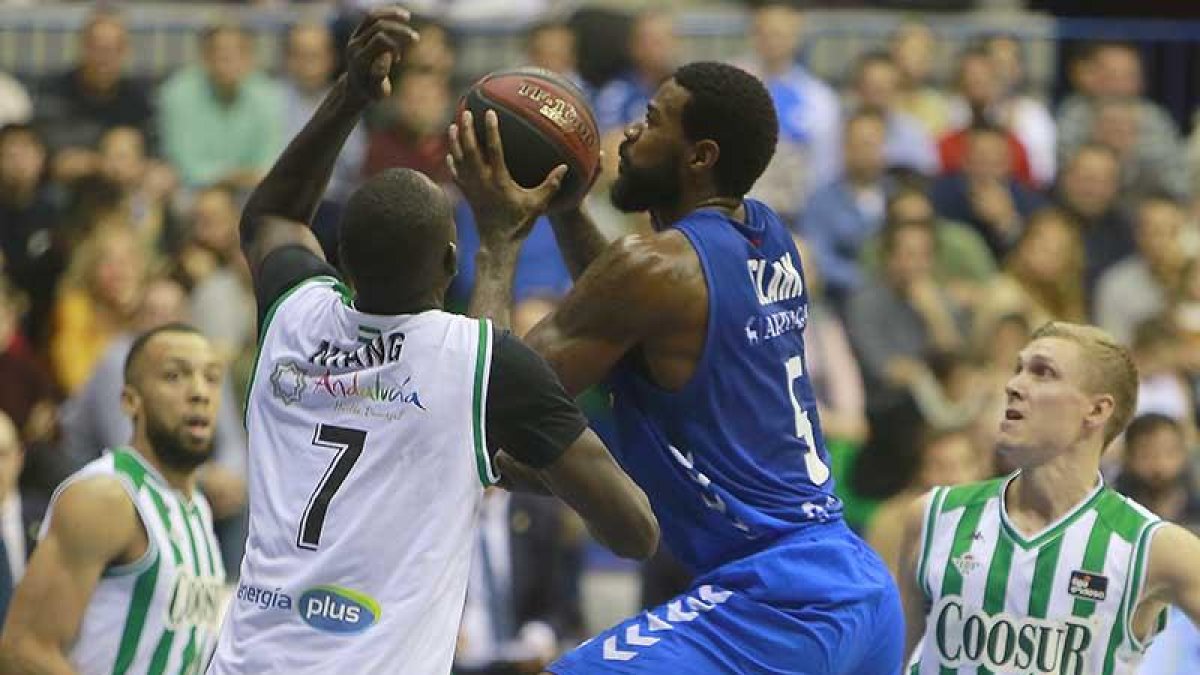 Earl Clark entra a canasta. RAÚL OCHOA