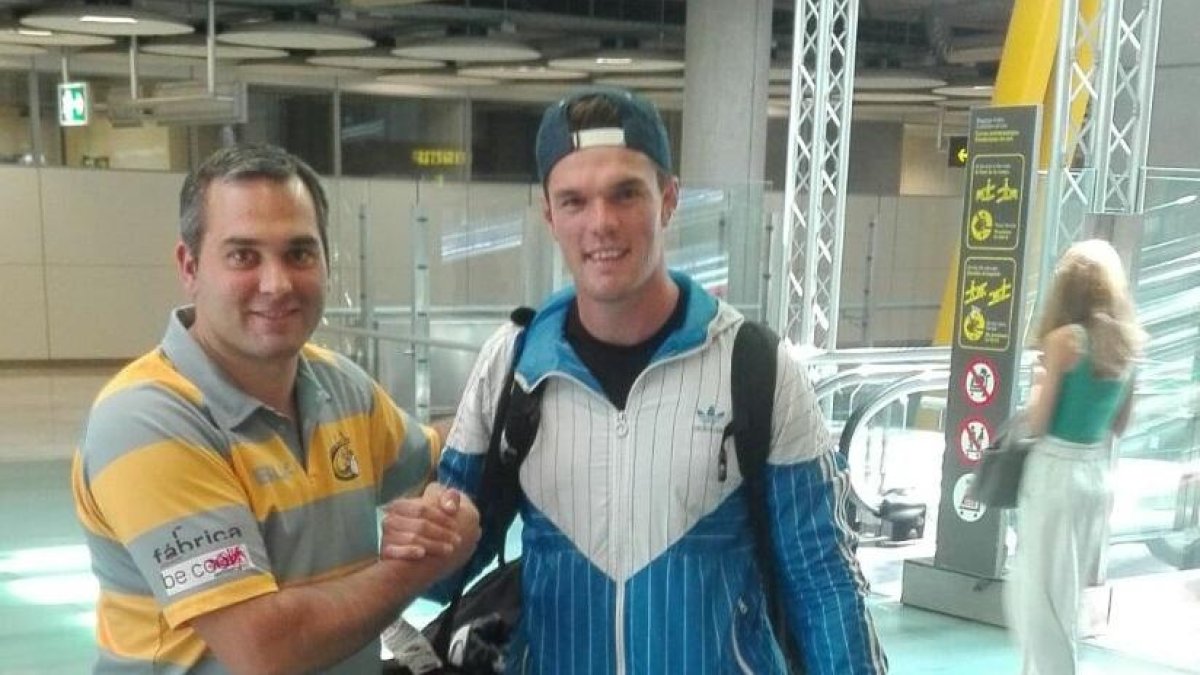 El presidente del Aparejadores RC, Leví Moreno, saluda a Johan Wagenaar en el aeropuerto de Barajas, ayer.-ECB