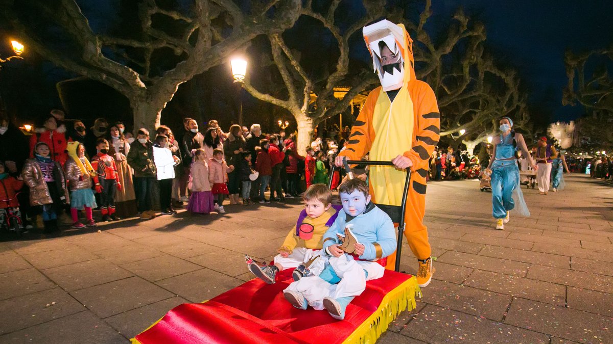 Un hombre empuja un carrito en el desfile de carnaval del año pasado. ECB