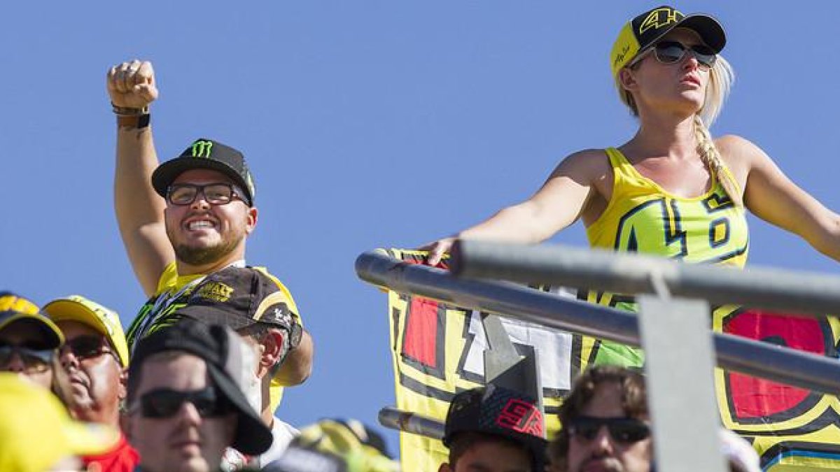 Seguidores de Valentino Rossi animan a su ídolo durante el GP de Valencia, en Cheste.-MIGUEL LORENZO