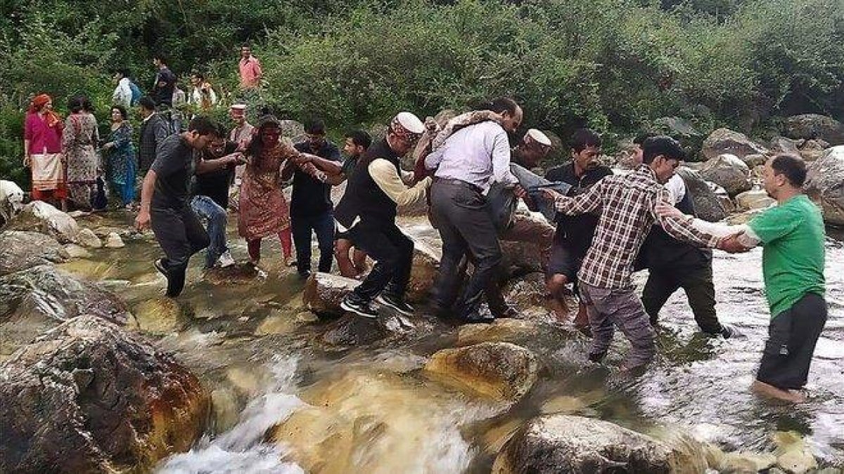 El autobús cayó por un precipicio de 150 metros en el montañoso distrito de Kullu.-AFP