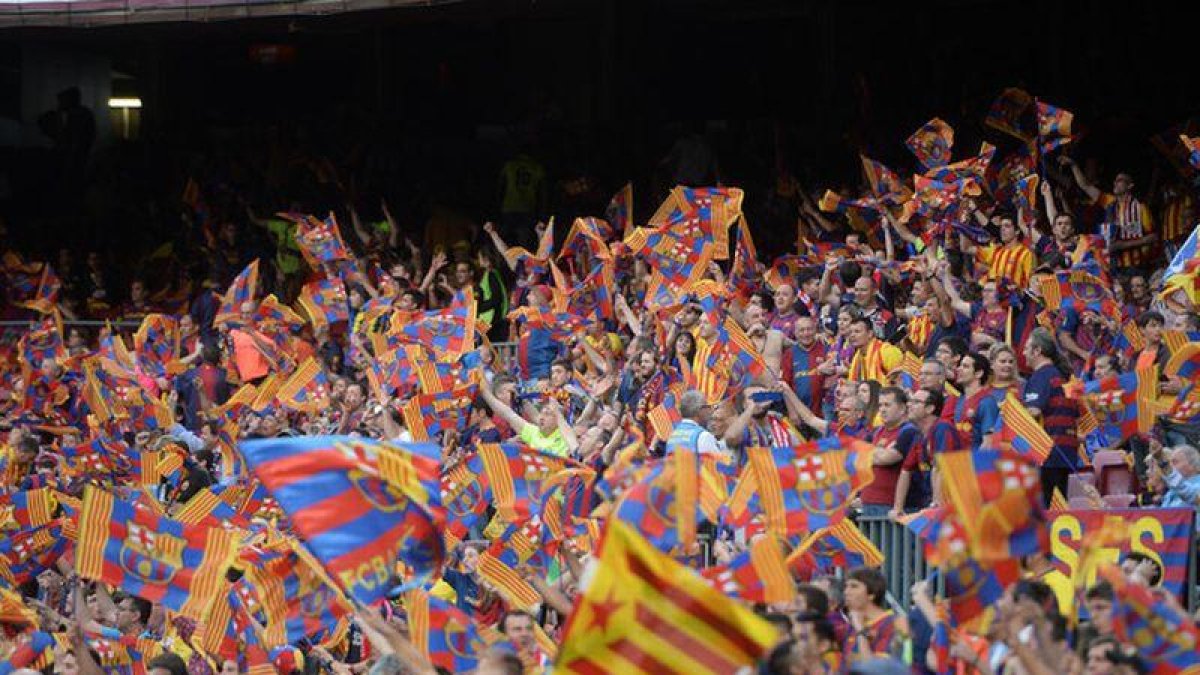 La afición del Barça, en la grada del Camp Nou.-JORDI COTRINA