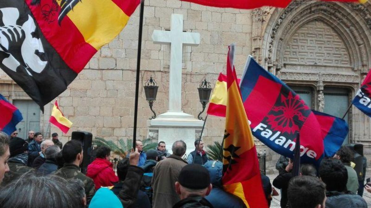 Concentración franquista ante la Cruz de los Caídos de Callosa de Segura (Alicante).-